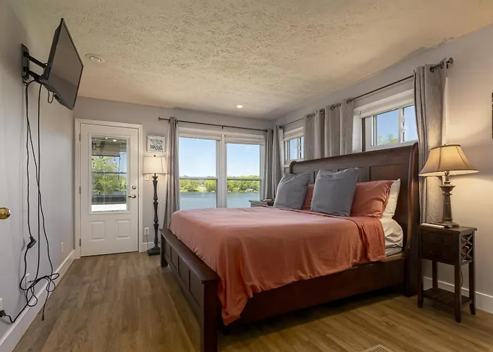 Holiday home Waterfront Retreat With Hot Tub Marion