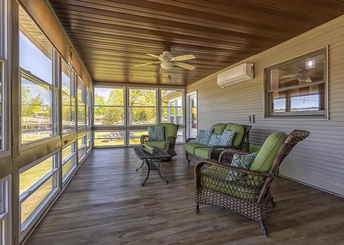 Waterfront Retreat With Hot Tub *