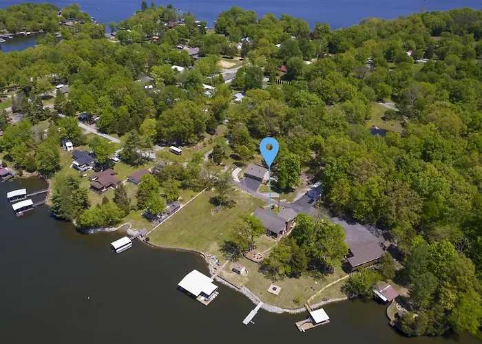 Holiday home Waterfront Retreat With Hot Tub Marion